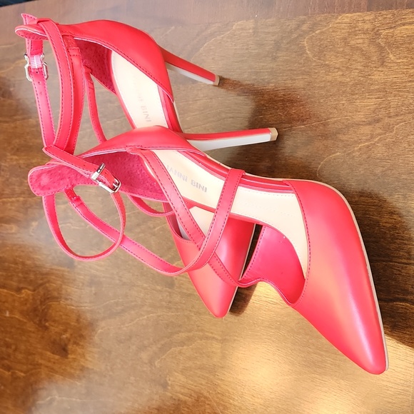 Gianni Bini Itzel Ravishng Red Strap Heels 4.5 Inch Heel - Picture 3 of 3